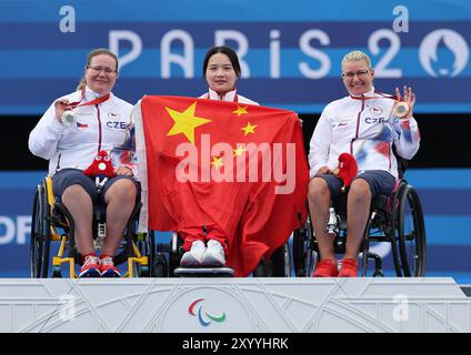 Paris, Frankreich. 31. August 2024. Goldmedaillengewinner Chen Minyi (C) aus China, Silbermedaillengewinnerin Sarka Pultar Musilova (L) aus Tschechien und Bronzemedaillengewinnerin Tereza Brandtlova aus Tschechien posieren während der Verleihung der individuellen W1-Veranstaltung des Para Bogenschießens der Frauen bei den Paralympischen Spielen 2024 in Paris, Frankreich, 31. August 2024. Quelle: Hou Jun/Xinhua/Alamy Live News Stockfoto
