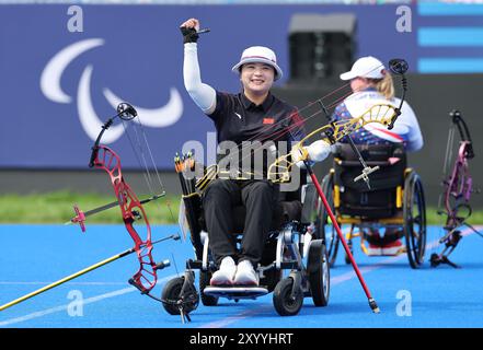 Paris, Frankreich. 31. August 2024. Chen Minyi aus China feiert nach dem Gewinn des Para Bogenschießspiels W1 der Frauen gegen Sarka Pultar Musilova aus der Tschechischen Republik bei den Paralympischen Spielen 2024 in Paris, Frankreich, 31. August 2024. Quelle: Hou Jun/Xinhua/Alamy Live News Stockfoto