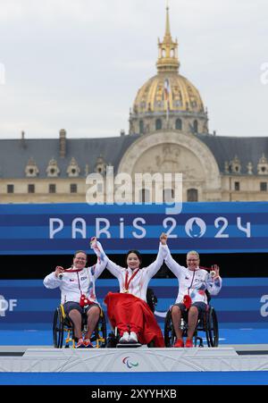 Paris, Frankreich. 31. August 2024. Goldmedaillengewinner Chen Minyi (C) aus China, Silbermedaillengewinnerin Sarka Pultar Musilova (L) aus Tschechien und Bronzemedaillengewinnerin Tereza Brandtlova aus Tschechien feiern während der Verleihung der individuellen W1-Veranstaltung des Para Bogenschießens der Frauen bei den Paralympischen Spielen 2024 in Paris, Frankreich, 31. August 2024. Quelle: Hou Jun/Xinhua/Alamy Live News Stockfoto