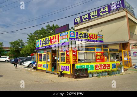 Goseong County, Südkorea - 28. Juli 2024: Ein lebhaftes Angelgeschäft und Imbissstand in der Nähe von Songji Lake Beach, das verschiedene Angelmöglichkeiten anbietet Stockfoto