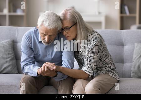 Liebe ältere Frau, die ihren verärgerten Ehemann tröstet Stockfoto