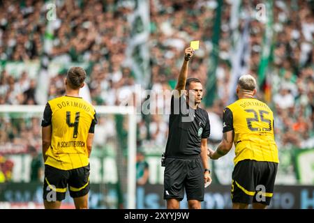 31.08.2024, WESERSTADION, DE, 1.FBL, SV Werder Bremen vs Borussia Dortmund im Bild gelbe Karte/Verwarnung für Niklas Süle/Suele (Borussia Dortmund #25) wegen Meckerns, Foto © nordphoto GmbH/Rauch Gemäß den Vorgaben der DFL Deutsche Fußball Liga bzw. Des DFB Deutscher Fußball-Bund ist es untersagt, in dem Stadion und/oder vom Spiel angefertigte Fotoaufnahmen in Form von Sequenzbildern und/oder videoähnlichen Fotostrecken zu verwerten bzw. Verwerten zu lassen. Stockfoto