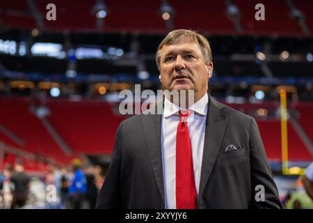 31. August 2024: Georgia Bulldogs-Cheftrainer Kirby Smart spaziert vor dem Spiel gegen die Clemson Tigers im Aflac Kickoff Game 2024 im Mercedes-Benz Stadium in Atlanta, GA. (Scott Kinser/CSM) Stockfoto