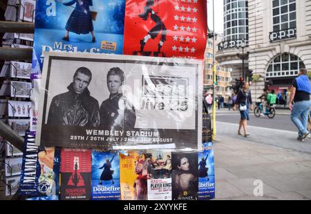 London, Großbritannien. 31. August 2024. Ein Ticketverkauf im Piccadilly Circus wirbt für die Oasis Reunion Tour, da Tickets für die Konzerte verkauft werden. Die Rockband aus Manchester, angeführt von Noel und Liam Gallagher, kehrt nach 15 Jahren zurück. Quelle: Vuk Valcic/Alamy Live News Stockfoto