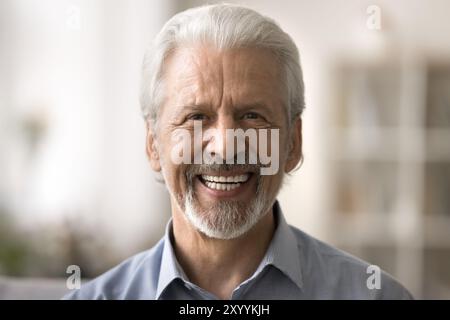 Nahporträt eines glücklichen älteren Mannes Stockfoto