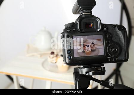 Aufnahmen von Lebensmitteln mit professioneller Kamera im Fotostudio, selektiver Fokus Stockfoto