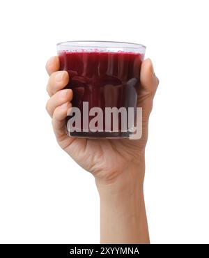 Frau, die ein Glas frischer Rote-Bete-Smoothie auf weiß hält, Nahaufnahme Stockfoto