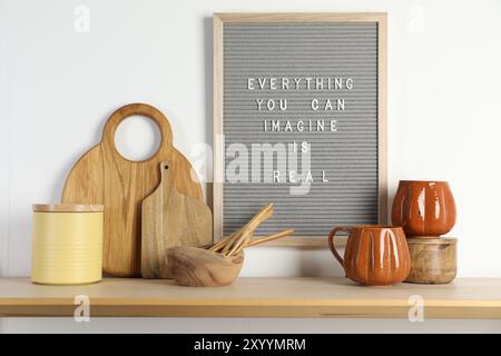 Brieftafel mit Phrase alles, was man sich vorstellen kann, ist echtes und schönes Geschirr auf Holztisch Stockfoto