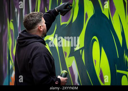 Graffiti-Künstler kreieren Streetart-Stücke im The Southend City Jam 2024, Essex © Clarissa Debenham (Film Free Photography) / Alamy Stockfoto