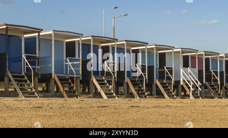 Strand Hütten auf einem Kieselstrand, in Southend-on-Sea, Essex, England, Großbritannien Stockfoto