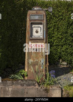 Coalport, Shropshire, England, Vereinigtes Königreich, 02. Mai, 2018: eine alte stillgelegte Benzinpumpe vor einer Hecke Stockfoto