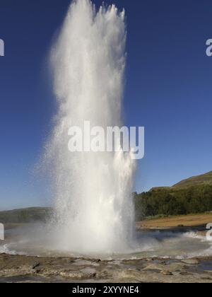 Eruption des Strokkur-Geysirs in Island Stockfoto