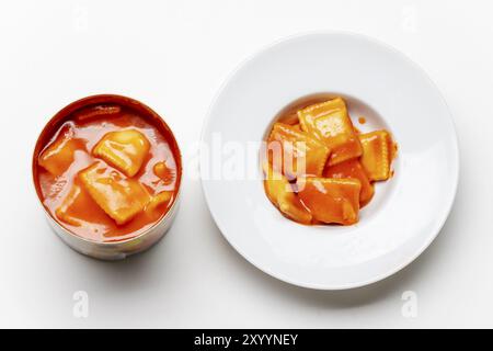 Offene Dose mit Ravioli auf weißem Hintergrund Stockfoto