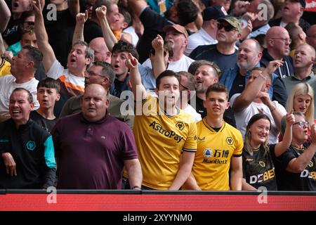 The City Ground, Nottingham, Großbritannien. 31. August 2024. Premier League Football, Nottingham Forest gegen Wolverhampton Wanderers; Wolverhampton Wanderers Fans feiern das Tor in der 12. Minute Credit: Action Plus Sports/Alamy Live News Stockfoto