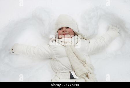 Glücklich niedliche kleine Mädchen in Winter Park. Schnee-Engel Stockfoto