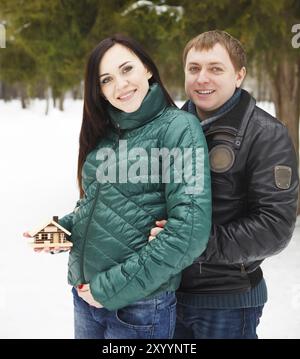 Glückliche junge Paare, die Spaß im Winter park Stockfoto