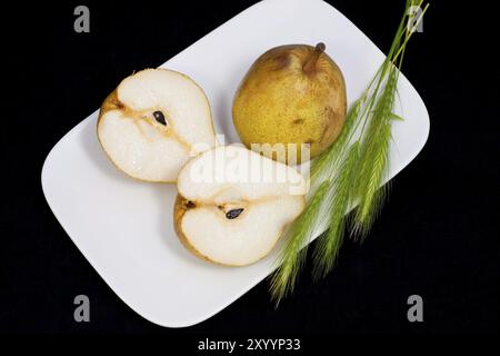 Frische saftige Birnen und grüne Weizenohren Stockfoto