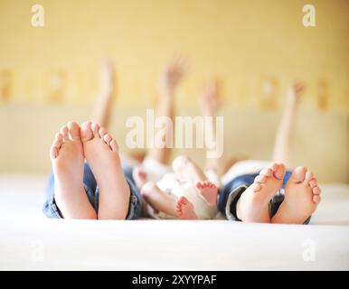 Süße Familie im Bett. Drei Schwestern, in der Nähe von Füssen. Urlaub und Glück Konzept Stockfoto