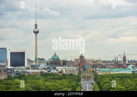 Straße, die durch den großen Tiergarten in Berlin zum Brandenburger Tor führt Stockfoto