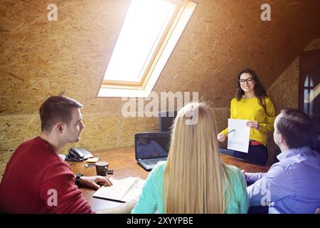 Business-Team bei der Arbeit mit Finanzberichten zusammen Stockfoto