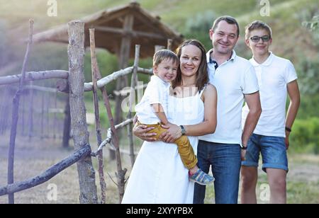 Portrait von der glücklichen Familie mit ltwo Söhne Spaß im Freien Stockfoto