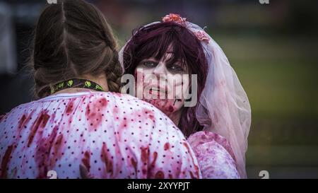 BERLIN, 18. MAI: Teilnehmer des Zombie-Laufs in Karlshorst am 18. Mai 2014 in Berlin. Zombie-Lauf ist ein Ereignis, bei dem Läufer fliehen Stockfoto