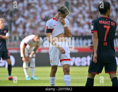 Stuttgart, Deutschland. 31. August 2024. Fußball: Bundesliga, VfB Stuttgart - FSV Mainz 05, Spieltag 2, MHPArena. Stuttgarter Atakan Karazor wischt sich mit seinem Trikot ab. Hinweis: Jan-Philipp Strobel/dpa - WICHTIGER HINWEIS: Gemäß den Vorschriften der DFL Deutschen Fußball-Liga und des DFB Deutschen Fußball-Bundes ist es verboten, im Stadion und/oder des Spiels aufgenommene Fotografien in Form von sequenziellen Bildern und/oder videoähnlichen Fotoserien zu verwenden oder zu verwenden./dpa/Alamy Live News Stockfoto