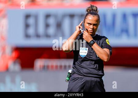 Enschede, Niederlande. 31. August 2024. ENSCHEDE, NIEDERLANDE - AUGUST 31: Schiedsrichterin Marisca Overtoom justiert ihr Mikrofon während des niederländischen Super Cup Vrouwen Spiels zwischen FC Twente Women und AFC Ajax Women am 31. August 2024 in de Grolsch Veste in Enschede, Niederlande. (Foto: Raymond Smit/Orange Pictures) Credit: dpa/Alamy Live News Stockfoto