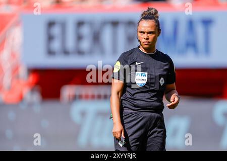 Enschede, Niederlande. 31. August 2024. ENSCHEDE, NIEDERLANDE - AUGUST 31: Schiedsrichterin Marisca Overtoom sieht beim niederländischen Super Cup Vrouwen Spiel zwischen FC Twente Women und AFC Ajax Women am 31. August 2024 in de Grolsch Veste an. (Foto: Raymond Smit/Orange Pictures) Credit: dpa/Alamy Live News Stockfoto