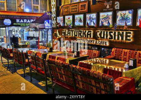 ISTANBUL, TÜRKEI, 24. April 2017: Restaurants sind eine großartige touristische Attraktion und ein wichtiger Teil des Nachtlebens in der Nachbarschaft von Sultan Ahmed Mo Stockfoto