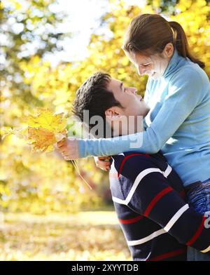 Glückliches junges Paar in Liebe im freien Stockfoto