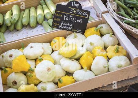 Patissons (Gartenkürbis) auf einem Markt in Frankreich Stockfoto