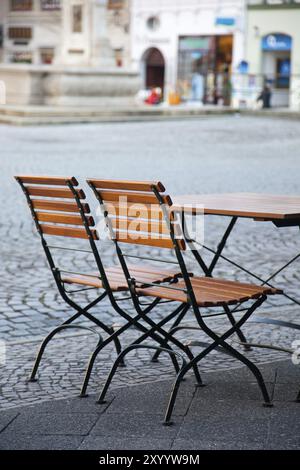 Klappstühle aus Holz, freier Sitz auf dem Marktplatz in Jena Klappstühle aus Holz, freier Sitz auf dem Marktplatz in Jena Stockfoto