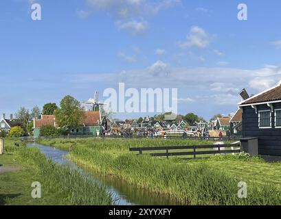 Zaandam, Niederlande. 30. April 2024. Touristen im Zaanse Schans. Typisch Niederländisch: Holzschuhe, Tulpen und Windmühlen Stockfoto