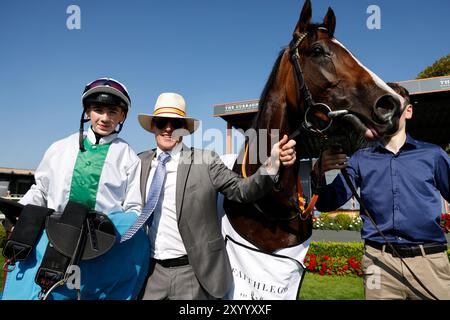 Jockey, Patrick McGettigan und Trainer Johnny Murtagh sind im Siegergehäuse abgebildet, nachdem King Thistle das FBD Hotels and Resorts Faithlegg Hotel Nursery Handicap, Dublin, gewonnen hat. Bilddatum: Samstag, 31. August 2024. Stockfoto