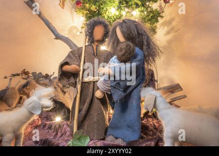 Adam und Eva zu Weihnachten als Stoffpuppen mit Kuschelspielzeug und Weihnachtsbaum Stockfoto