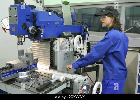 Junge Frau, die bei einer Drehmaschine, einem Werkzeugmacher, einem Fräser, einer Drehmaschine, einer Metallbearbeitung, atypisch, männlicher Beruf, Stuttgart, Bundesrepublik GE Stockfoto