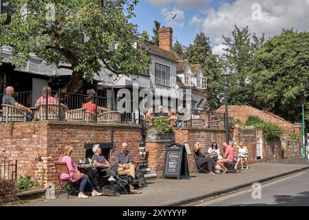 Das dreckige Duck Pub (auch bekannt als The Black Swan) und Restaurant, wo die Leute an einem Sommertag draußen saßen und tranken. Stratford Upon Avon, England, UK Pubs Stockfoto