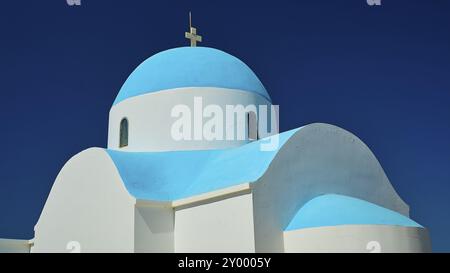 Weiß-blaue orthodoxe Kirche mit Kuppel und Kreuz vor dem tiefblauen Himmel, typisch griechische Architektur, Kirche von Profitis Ilias, oberhalb von Nikia, Nikia, Ni Stockfoto