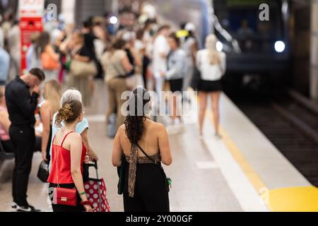 München, Deutschland. 31. August 2024. Passagiere steigen am Hauptbahnhof in die U-Bahn der U2 ein und aus. Quelle: Lukas Barth/dpa/Alamy Live News Stockfoto