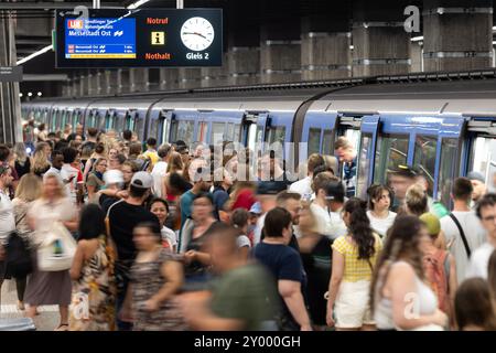 München, Deutschland. 31. August 2024. Passagiere steigen am Hauptbahnhof in die U-Bahn der U2 ein und aus. Quelle: Lukas Barth/dpa/Alamy Live News Stockfoto