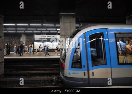 München, Deutschland. 31. August 2024. Eine U-Bahn der Linie U2 verlässt den Hauptbahnhof. Quelle: Lukas Barth/dpa/Alamy Live News Stockfoto