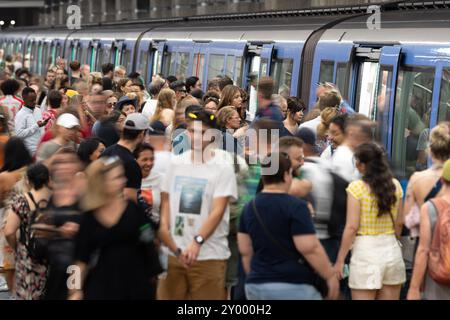 München, Deutschland. 31. August 2024. Passagiere steigen am Hauptbahnhof in die U-Bahn der U2 ein und aus. Quelle: Lukas Barth/dpa/Alamy Live News Stockfoto