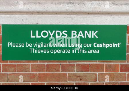 Unterzeichnen Sie neben Geldautomaten an der Lloyds Ban Branch Warnung Bitte seien Sie wachsam, wenn Sie unseren Geldpunkt verwenden. Diebe operieren in dieser Gegend, England, Großbritannien Stockfoto