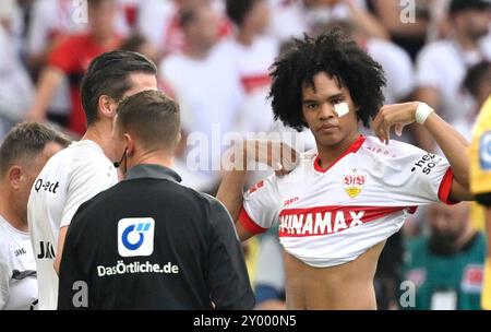 Stuttgart, Deutschland. 31. August 2024. Anrie Chase VfB Stuttgart (45) verletzt Verletzung VfB Stuttgart vs. 1. FSV MAINZ 05 31.08.2024 DFL-VORSCHRIFTEN VERBIETEN DIE VERWENDUNG VON FOTOGRAFIEN ALS BILDSEQUENZEN UND/ODER QUASI-VIDEO/DPA/ALAMY LIVE NEWS Stockfoto