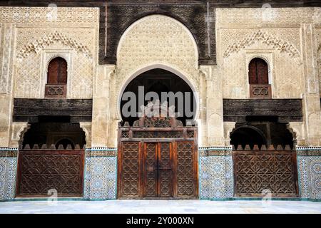 Zarte Dekoration im Innenhof der Bou Inania Madrasa in alten Medina von Fes in Marokko Stockfoto