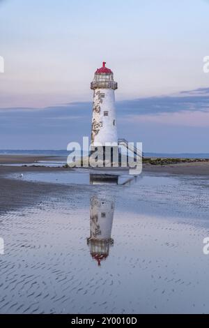 Abend Wolken am Leuchtturm in der Nähe von Ayr Talacre, Flintshire, Wales, Großbritannien Stockfoto