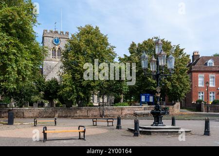 Blick auf Ringwood, eine Marktstadt in Hampshire, England, Großbritannien, mit St. Peters und St. Pauls Church und der denkmalgeschützten Jubilee Lamp auf dem Marktplatz Stockfoto