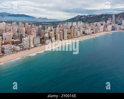 Luftdrohne aus Sicht der Stadt Benidorm. Berühmtes Reiseziel in der Provinz Alicante, Spanien. Wolkenkratzer, Berge im Hintergrund, Mediterranea Stockfoto