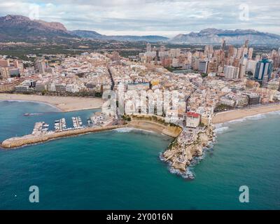 Luftdrohne aus Sicht der Stadt Benidorm. Berühmtes Reiseziel in der Provinz Alicante, Spanien. Wolkenkratzer, Berge im Hintergrund, Mediterranea Stockfoto